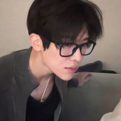两只眼睛不许乱看盯着我的眼