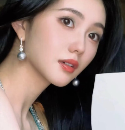 她