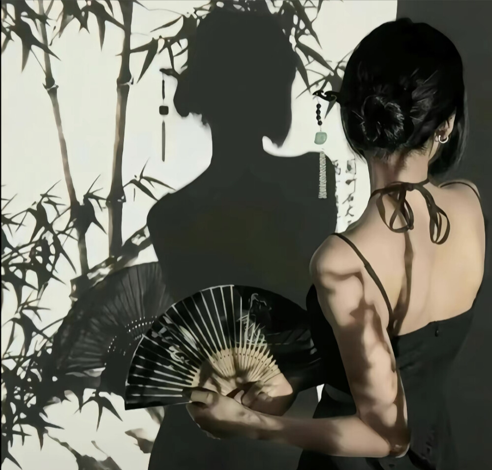 星空迷上了山野，有雾有灯也有归人。