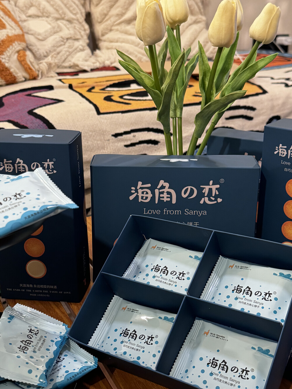 甜食党集合！
这个一口就让人沦陷的 ——【海角之恋】白巧克力夹心饼干
三亚政府盖章的“城市礼物”，我压箱底的宝贝
“酥”是这个饼干最大的特点！（我给它★★★★★）
『入口即碎』『酥到掉渣』
加上丝滑的白巧夹心，在口中融化时，如奶油般顺滑的触感与酥香饼干形成鲜明对比，带来层次分明的口感体验，一口直接魂穿海南沙滩~
0防腐剂0添加，连吃三天都不腻！
➨偶尔我会再搭一个脆筒冰淇淋一块吃，你们能想到那种浓郁冰爽的奶香+椰香一块儿攻击味蕾的冲击感么，甜食党幸福到昏过去~
#一块享生活#海角之恋#连吃三天都不腻#巧克力夹心饼干#江浙沪甜食党