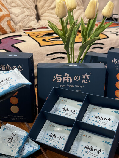 甜食党集合！
这个一口就让人沦陷的 ——【海角之恋】白巧克力夹心饼干
三亚政府盖章的“城市礼物”，我压箱底的宝贝
“酥”是这个饼干最大的特点！（我给它★★★★★）
『入口即碎』『酥到掉渣』
加上丝滑的白巧夹…