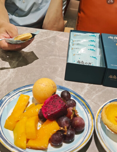 甜食党集合！
这个一口就让人沦陷的 ——【海角之恋】白巧克力夹心饼干
三亚政府盖章的“城市礼物”，我压箱底的宝贝
“酥”是这个饼干最大的特点！（我给它★★★★★）
『入口即碎』『酥到掉渣』
加上丝滑的白巧夹…