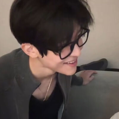 两只眼睛不许乱看盯着我的眼
