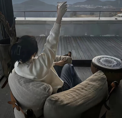星空迷上了山野，有雾有灯也有归人。