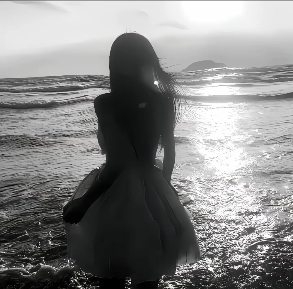 星空迷上了山野，有雾有灯也有归人。