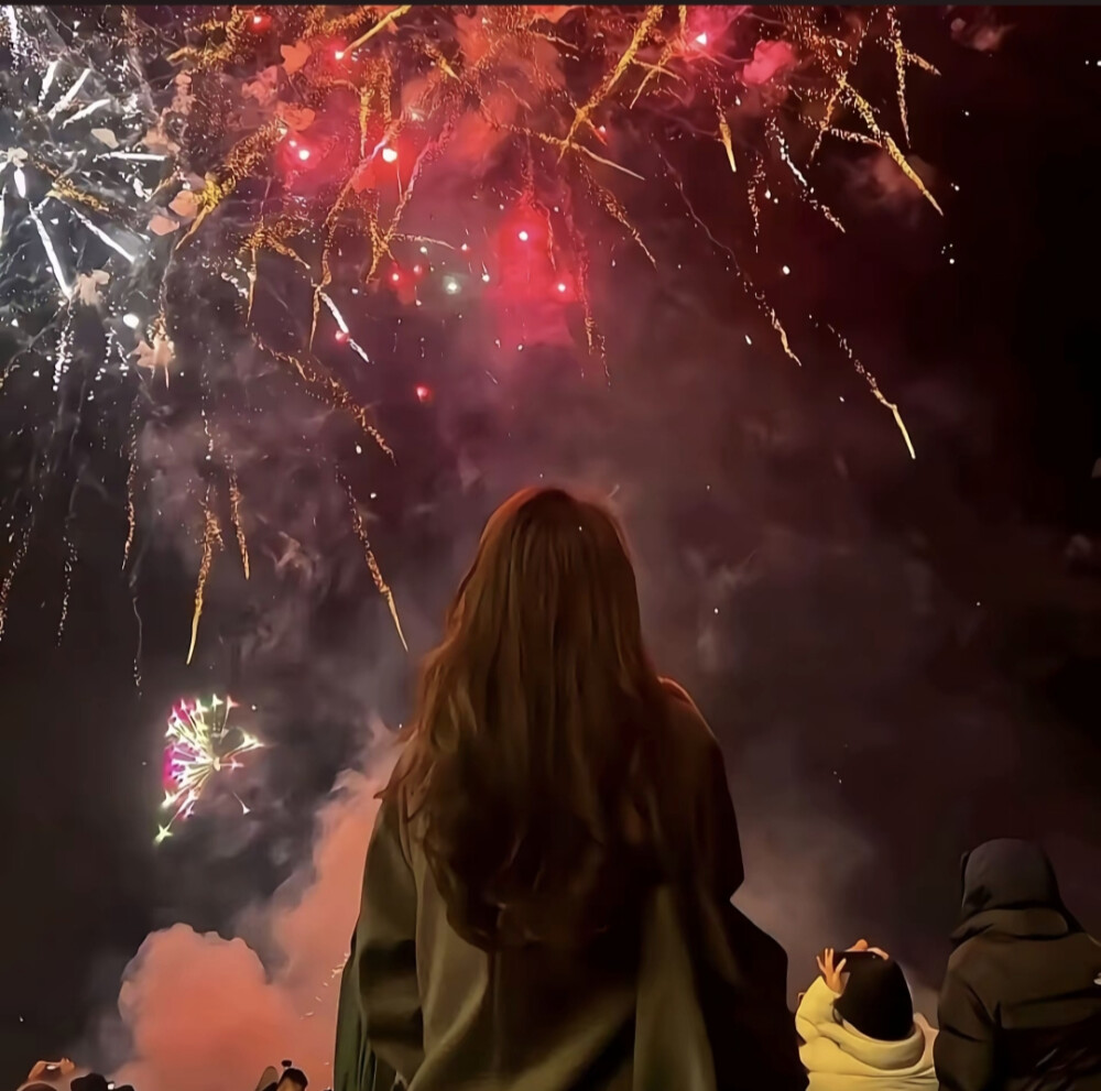 星空迷上了山野，有雾有灯也有归人。