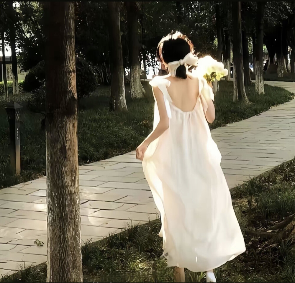 星空迷上了山野，有雾有灯也有归人。