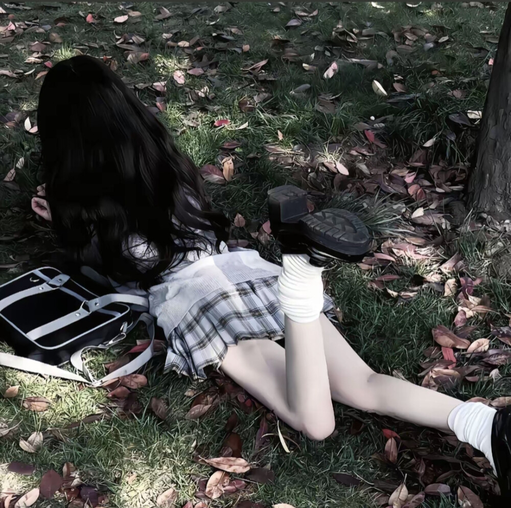 星空迷上了山野，有雾有灯也有归人。