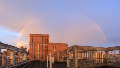 2025-08-25虹
第一张是松雅湖西南角与主题无关，第二张在阳台由手机直接拍到，第三张是我登上天台手持照相机拍摄五张合成的全景图。