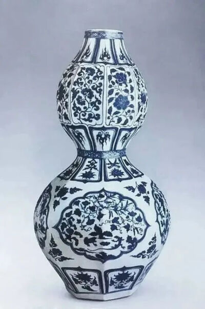 ▲元青花八棱形葫芦瓶（高60.6厘米），土耳其托布卡比博物馆藏；