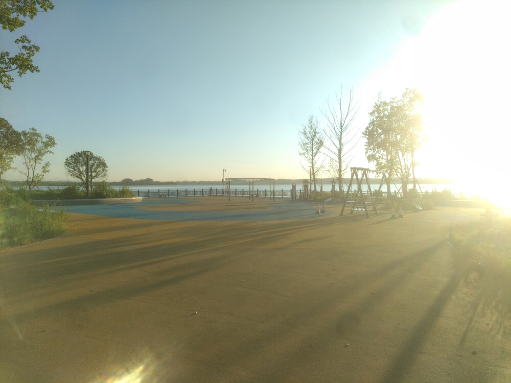 2025-08-25虹
第一张是松雅湖西南角与主题无关，第二张在阳台由手机直接拍到，第三张是我登上天台手持照相机拍摄五张合成的全景图。