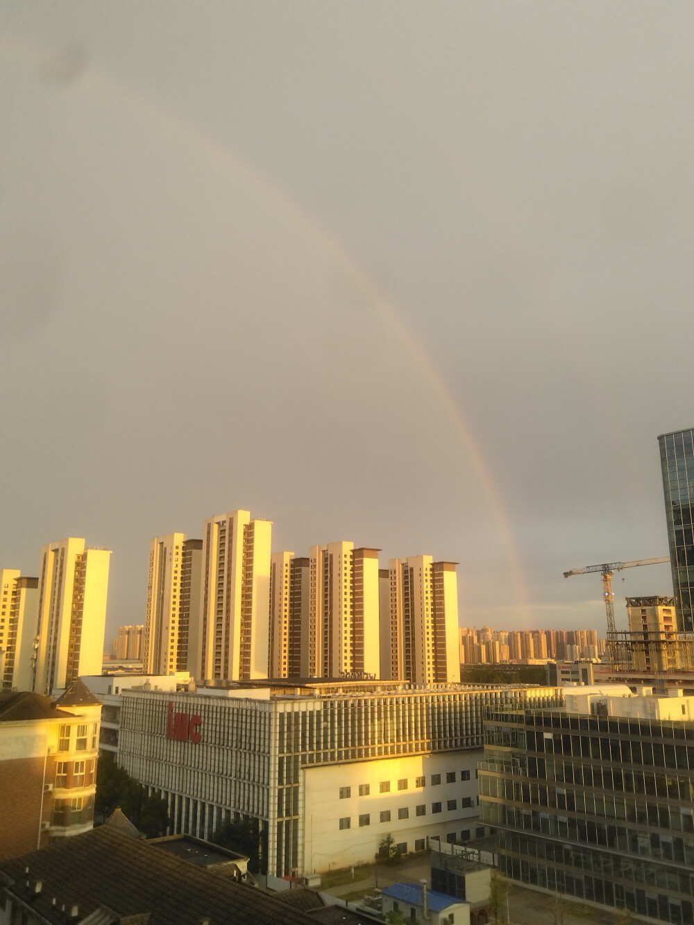 2025-08-25虹
第一张是松雅湖西南角与主题无关，第二张在阳台由手机直接拍到，第三张是我登上天台手持照相机拍摄五张合成的全景图。