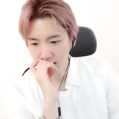 拧巴的人需要引导型边伯贤，回避的人需要主动型边伯贤，缺爱的人需要依恋型边伯贤，暴躁的人需要讨好型边伯贤