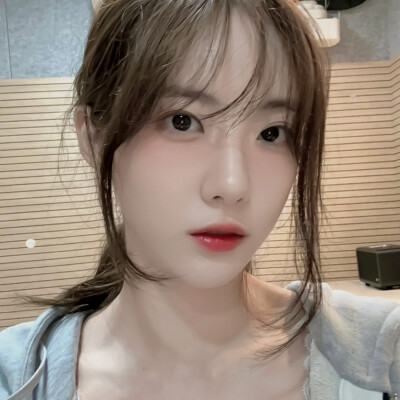 我要做一棵树 我拥有坚强的纹路 因为树拥有漫长的生命 且被允许慢悠悠的生长