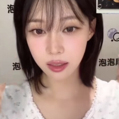 作为全村唯一一个磕过 《冬柚》 的人我的眼神里透露出同龄人没有的忧郁。