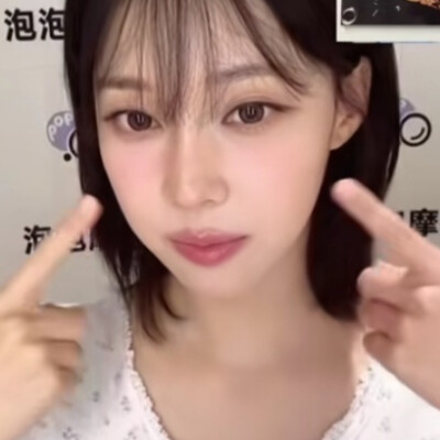 作为全村唯一一个磕过 《冬柚》 的人我的眼神里透露出同龄人没有的忧郁。