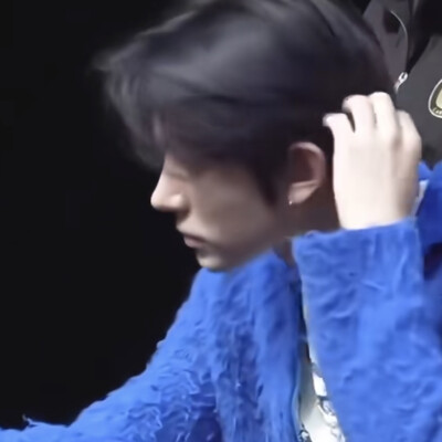 嗯