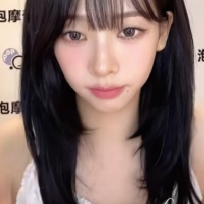 作为全村唯一一个磕过 《冬柚》 的人我的眼神里透露出同龄人没有的忧郁。