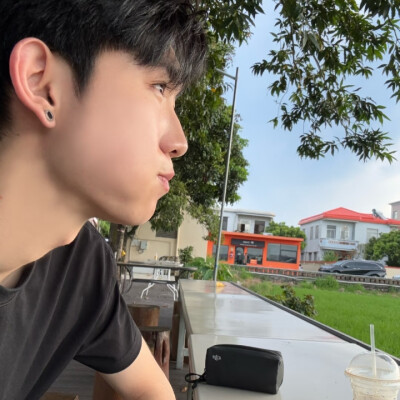 不联系的日子里 是互相比狠心 还是如你所愿