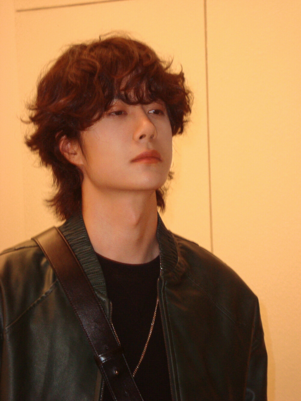 YIBO-OFFICIAL：
#YIBO MOMENT# 
咔嚓！掉落5张ccd版@UNIQ-王一博 
在夏天的尾声中告别8月～ ​​​