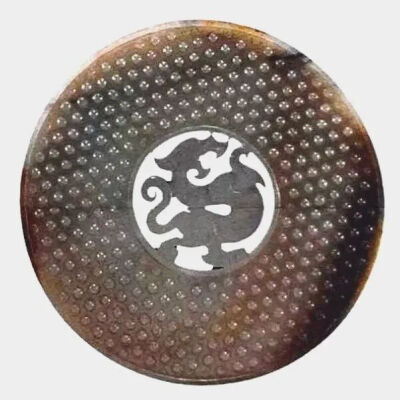 战国 谷纹立龙璧
故宫博物院藏
