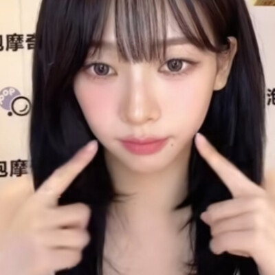 作为全村唯一一个磕过 《冬柚》 的人我的眼神里透露出同龄人没有的忧郁。