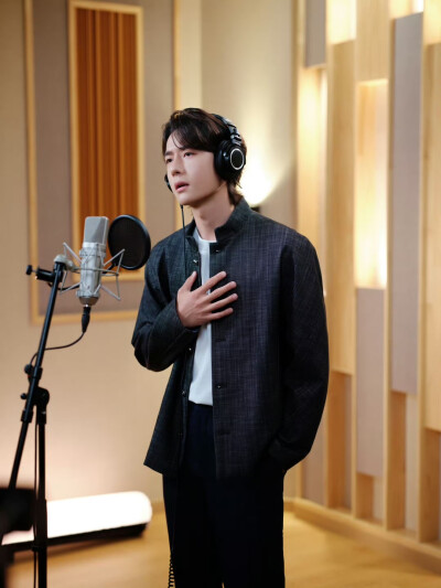 #王一博[超话]# · #王一博用歌曲铭记历史致敬英烈#
「将壮阔的曾经共铭于此刻，
看英雄的土地屹立如磐石。」
巍巍山河见证峥嵘岁月，时代音符致敬不朽英魂，以歌声传承永恒精神！
@UNIQ-王一博 《共铭此刻》花絮图送…
