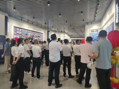 上海铁路局中青干部来访深兰科技新总部大楼