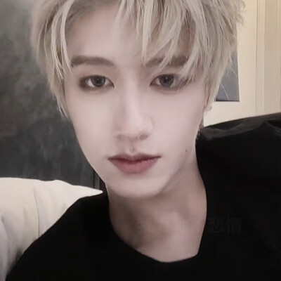 齿於痕留在我左手边