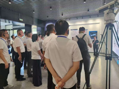 上海铁路局中青干部来访深兰科技新总部大楼