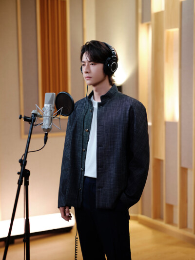 #王一博[超话]# · #王一博用歌曲铭记历史致敬英烈#
「将壮阔的曾经共铭于此刻，
看英雄的土地屹立如磐石。」
巍巍山河见证峥嵘岁月，时代音符致敬不朽英魂，以歌声传承永恒精神！
@UNIQ-王一博 《共铭此刻》花絮图送…