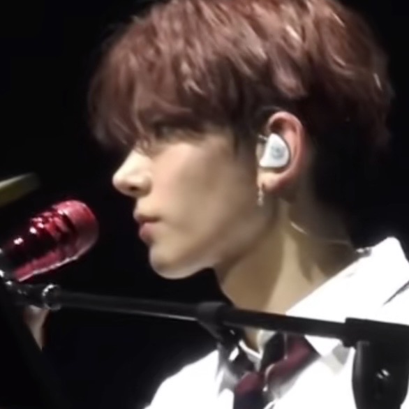 落魄的那年 抱着吉他蹲在马路边