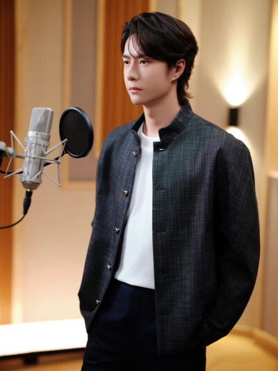 #王一博[超话]# · #王一博用歌曲铭记历史致敬英烈#
「将壮阔的曾经共铭于此刻，
看英雄的土地屹立如磐石。」
巍巍山河见证峥嵘岁月，时代音符致敬不朽英魂，以歌声传承永恒精神！
@UNIQ-王一博 《共铭此刻》花絮图送…