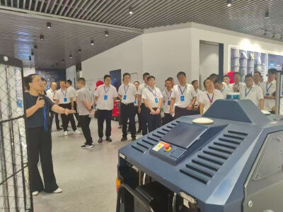 上海铁路局中青干部来访深兰科技新总部大楼