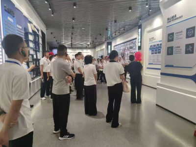 上海铁路局中青干部来访深兰科技新总部大楼