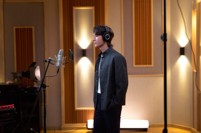 #王一博[超话]# · #王一博用歌曲铭记历史致敬英烈#
「将壮阔的曾经共铭于此刻，
看英雄的土地屹立如磐石。」
巍巍山河见证峥嵘岁月，时代音符致敬不朽英魂，以歌声传承永恒精神！
@UNIQ-王一博 《共铭此刻》花絮图送…