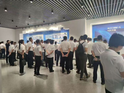 上海铁路局中青干部来访深兰科技新总部大楼