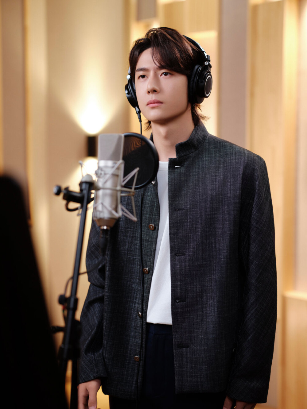 #王一博[超话]# · #王一博用歌曲铭记历史致敬英烈#
「将壮阔的曾经共铭于此刻，
看英雄的土地屹立如磐石。」
巍巍山河见证峥嵘岁月，时代音符致敬不朽英魂，以歌声传承永恒精神！
@UNIQ-王一博 《共铭此刻》花絮图送达。[全力以赴] ​​​