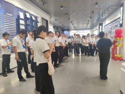 上海铁路局中青干部来访深兰科技新总部大楼