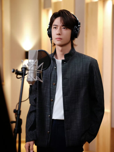 #王一博[超话]# · #王一博用歌曲铭记历史致敬英烈#
「将壮阔的曾经共铭于此刻，
看英雄的土地屹立如磐石。」
巍巍山河见证峥嵘岁月，时代音符致敬不朽英魂，以歌声传承永恒精神！
@UNIQ-王一博 《共铭此刻》花絮图送…