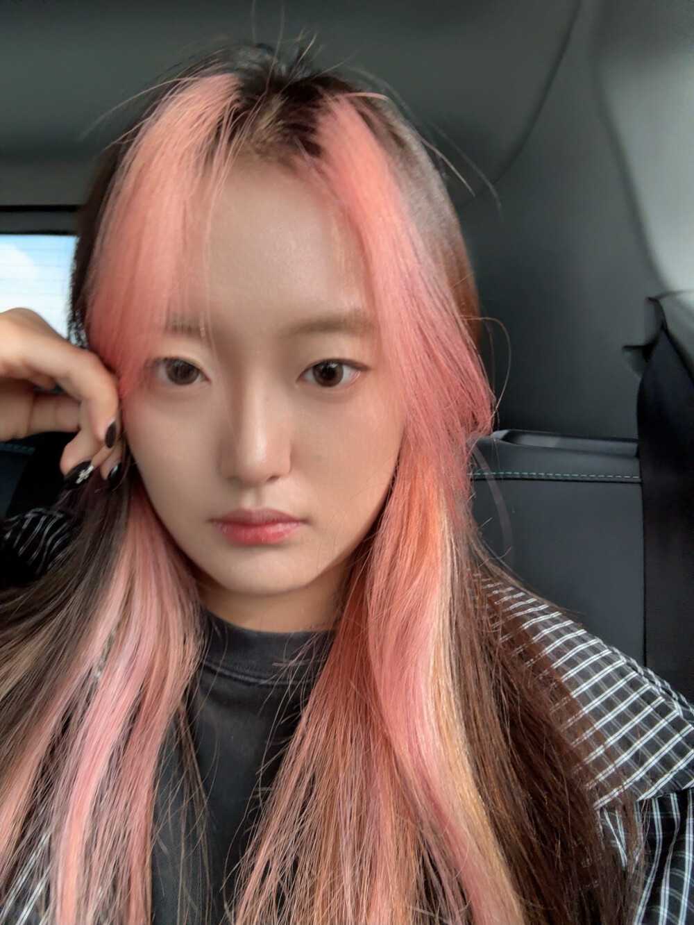 开学了 po 几张
开学之前又自己染了粉色，现实看很火龙果，上镜还好一些，洗了一次掉的颜色很好看，和图片差不多，估计下次再洗一次就要成黄色了 TT
新尝试的淡盐柠檬水 完全是柠檬味的白水 喜欢柠檬的估计会很喜欢 我无感 我喜欢苹果美式
开学第一顿吃炒米粉…和之前吃的不一样了才知道点的不是一家 我的吃辣水平有所下降 加了一丢丢辣包辣的我嗓子巨痛……
p5 有个小猫去世了 在车底下 走的时候眼睛张得很大 面目狰狞 为什么我们学校没有爱猫救护站之类的 除了无力还是无力……
c 语言课 不会 老师很有意思 是科文学院的大学生才二十多岁 一节课一直在道歉和口误 应该是刚来不久这样子
床帘的杆太长了 让商家补发 睡几天客厅 墙上特别特别疼脏（之前是男生宿舍 黄色的污渍特别恶心 好像头油 还是烟油用旧床帘挡一下才敢铺的床）
喜提潮人学长鞋桌……
回学校路上
现在是晚上 才过了两天 感觉过了好久好久 想回家 想峻霖 梦女病大大大爆发……