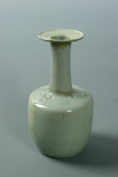 宋代 汝窑天青釉折肩瓶
河南博物院藏
