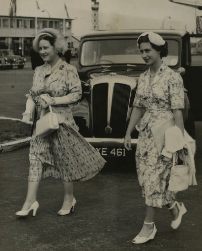 1953年8月4日，伊丽莎白王太后（Queen Elizabeth The Queen Mother）在伦敦机场与女儿玛格丽特公主
