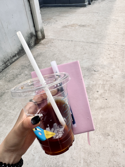 开学了 po 几张
开学之前又自己染了粉色，现实看很火龙果，上镜还好一些，洗了一次掉的颜色很好看，和图片差不多，估计下次再洗一次就要成黄色了 TT
新尝试的淡盐柠檬水 完全是柠檬味的白水 喜欢柠檬的估计会很喜欢 …