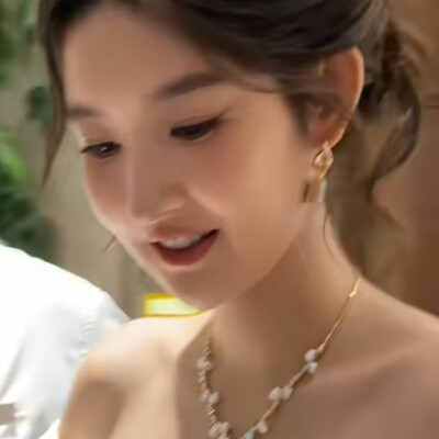 她好美
