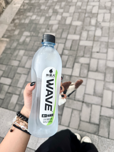 开学了 po 几张
开学之前又自己染了粉色，现实看很火龙果，上镜还好一些，洗了一次掉的颜色很好看，和图片差不多，估计下次再洗一次就要成黄色了 TT
新尝试的淡盐柠檬水 完全是柠檬味的白水 喜欢柠檬的估计会很喜欢 …