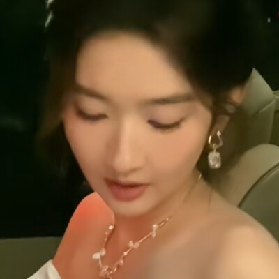 她好美