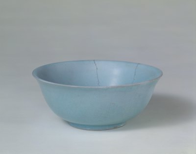 宋代 汝窑天青釉碗 碗底隶书刻乾隆御题诗
北京故宫博物院藏

