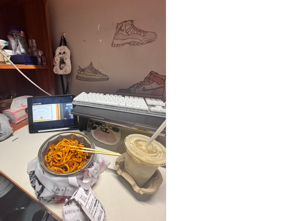 开学了 po 几张
开学之前又自己染了粉色，现实看很火龙果，上镜还好一些，洗了一次掉的颜色很好看，和图片差不多，估计下次再洗一次就要成黄色了 TT
新尝试的淡盐柠檬水 完全是柠檬味的白水 喜欢柠檬的估计会很喜欢 我无感 我喜欢苹果美式
开学第一顿吃炒米粉…和之前吃的不一样了才知道点的不是一家 我的吃辣水平有所下降 加了一丢丢辣包辣的我嗓子巨痛……
p5 有个小猫去世了 在车底下 走的时候眼睛张得很大 面目狰狞 为什么我们学校没有爱猫救护站之类的 除了无力还是无力……
c 语言课 不会 老师很有意思 是科文学院的大学生才二十多岁 一节课一直在道歉和口误 应该是刚来不久这样子
床帘的杆太长了 让商家补发 睡几天客厅 墙上特别特别疼脏（之前是男生宿舍 黄色的污渍特别恶心 好像头油 还是烟油用旧床帘挡一下才敢铺的床）
喜提潮人学长鞋桌……
回学校路上
现在是晚上 才过了两天 感觉过了好久好久 想回家 想峻霖 梦女病大大大爆发……