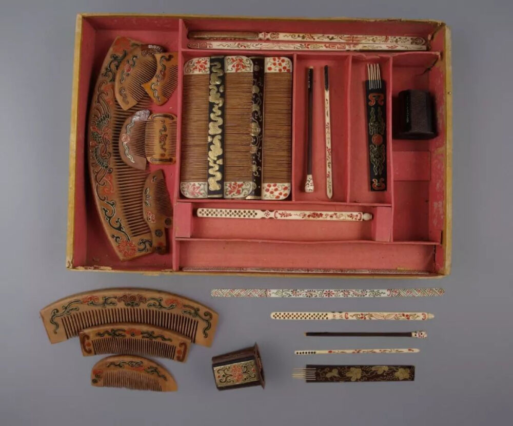 清 描金带彩黄杨木什锦梳具